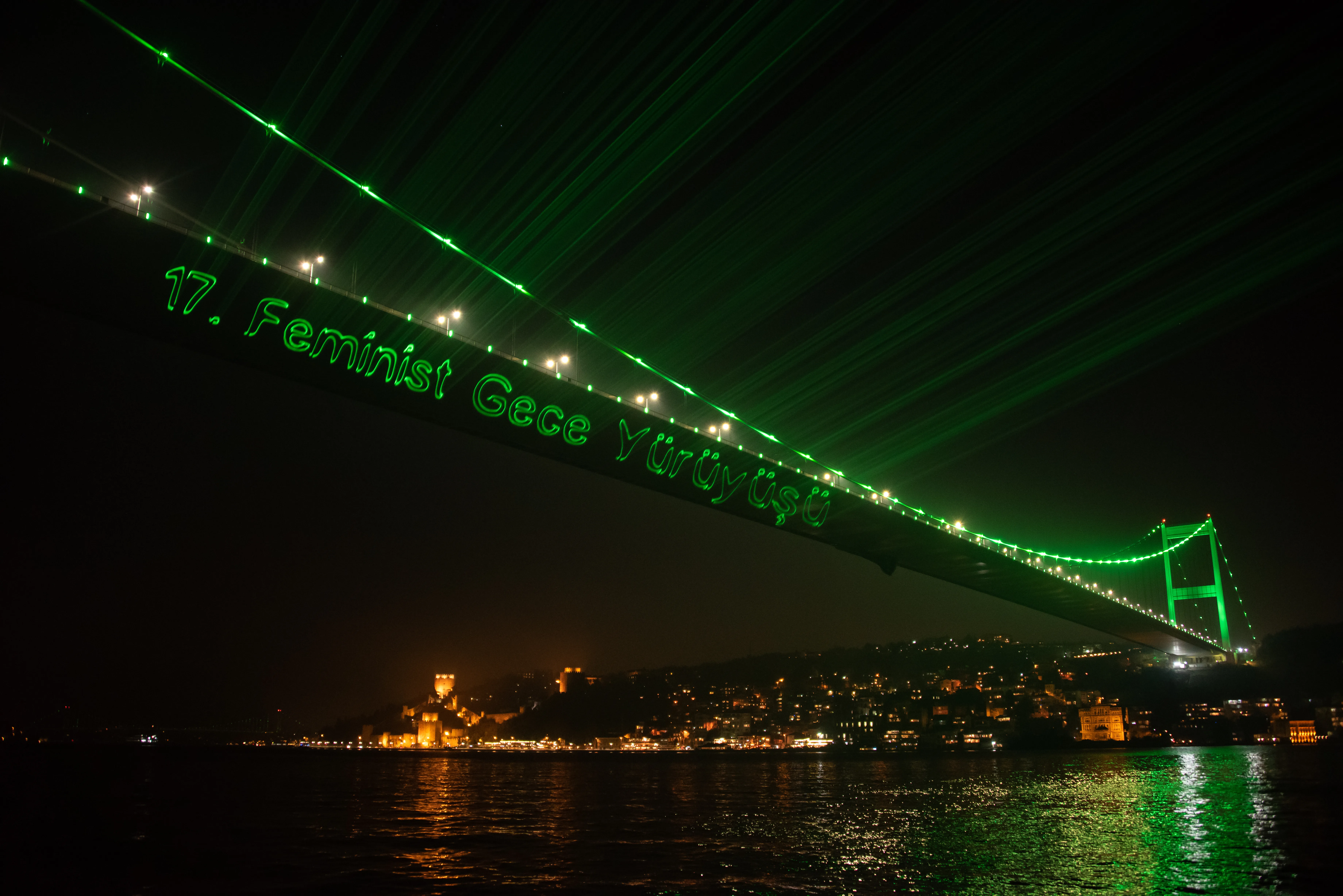 2019_Feminist_gece_yuruyusu_kopru