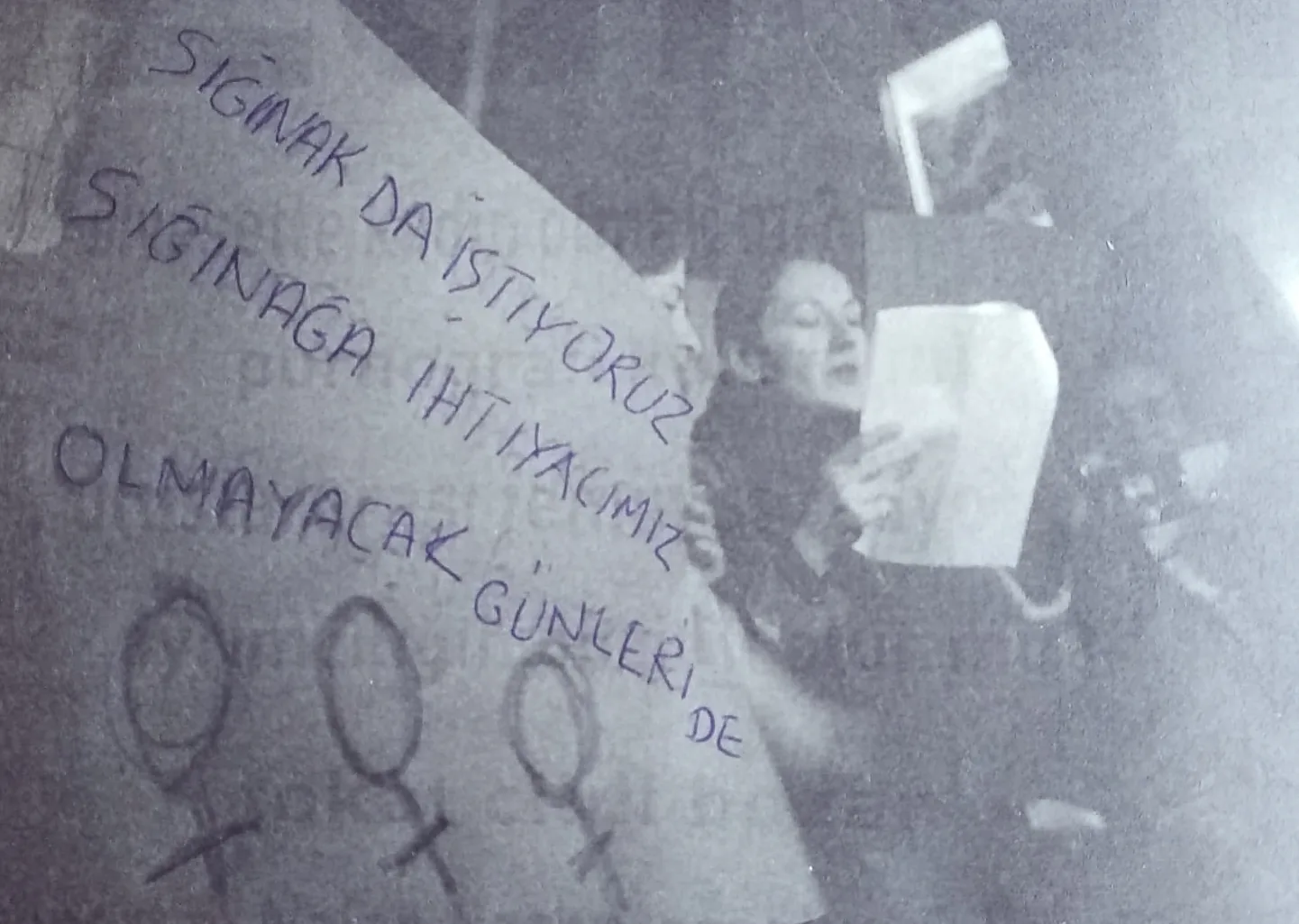 8 Mart Feminist Gece Yürüyüşü / 2004 / Foto: Akıllara Zarar Haziran - Temmuz 2004 sayısı (Dövizin okunması için tükenmezle kalemle üzerinden geçildi.)