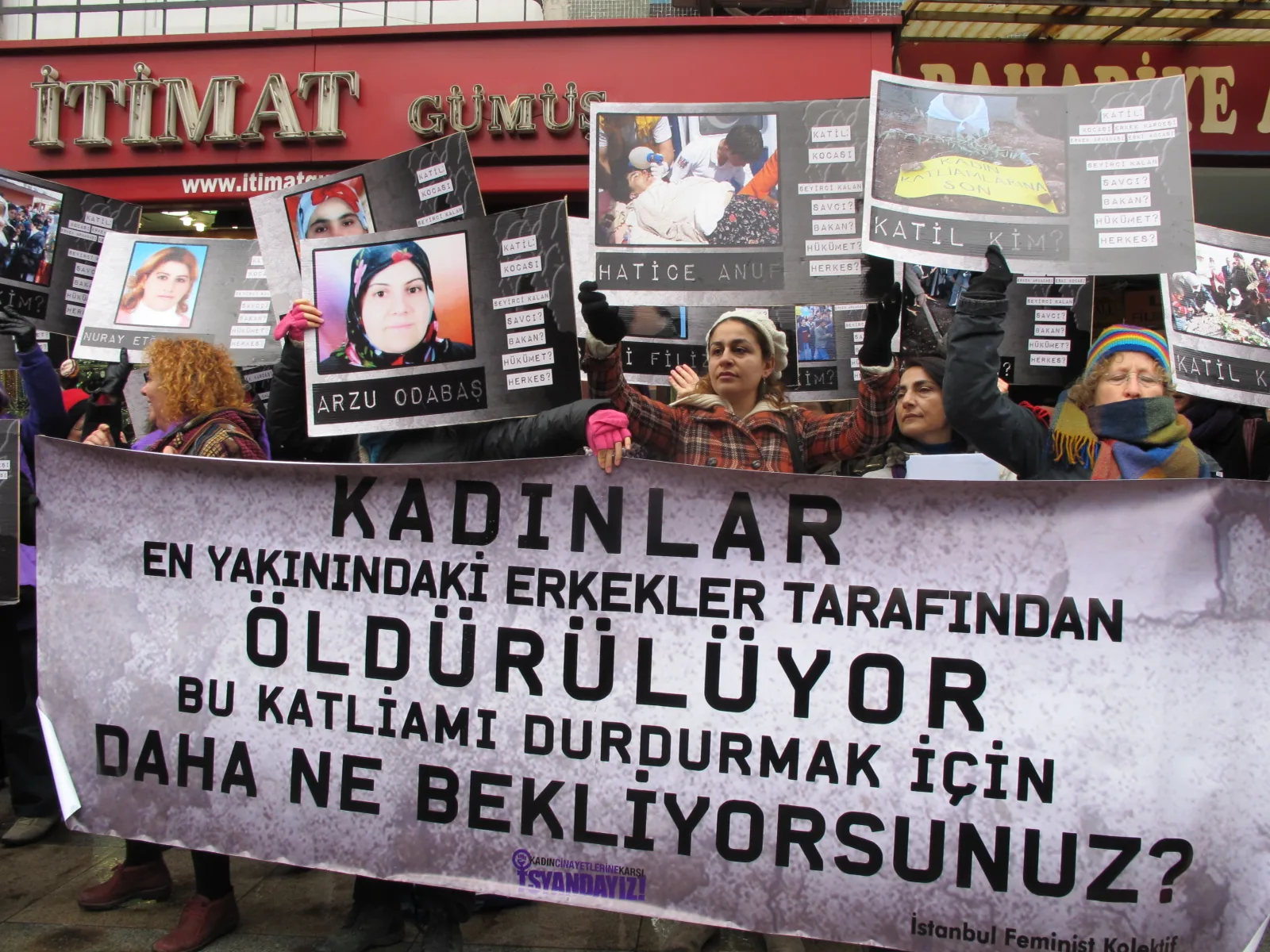8 Mart sabahı Kadın Cinayetlerine Karşı Kadıköy Adliyesi önü eylemi / 2011 / Foto: Bilinmiyor
