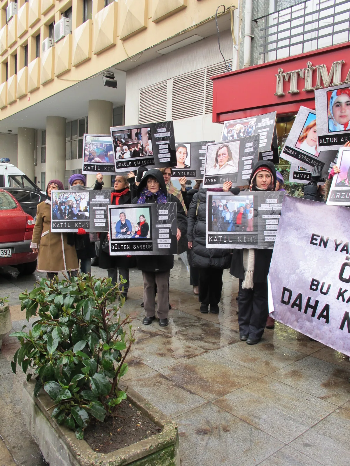 8 Mart sabahı Kadın Cinayetlerine Karşı Kadıköy Adliyesi önü eylemi / 2011 / Foto: Bilinmiyor