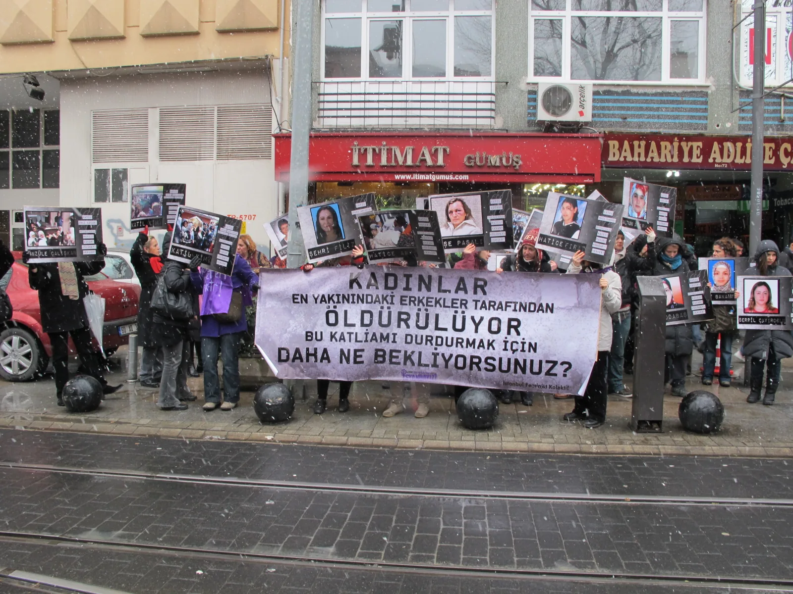 8 Mart sabahı Kadın Cinayetlerine Karşı Kadıköy Adliyesi önü eylemi / 2011 / Foto: Bilinmiyor