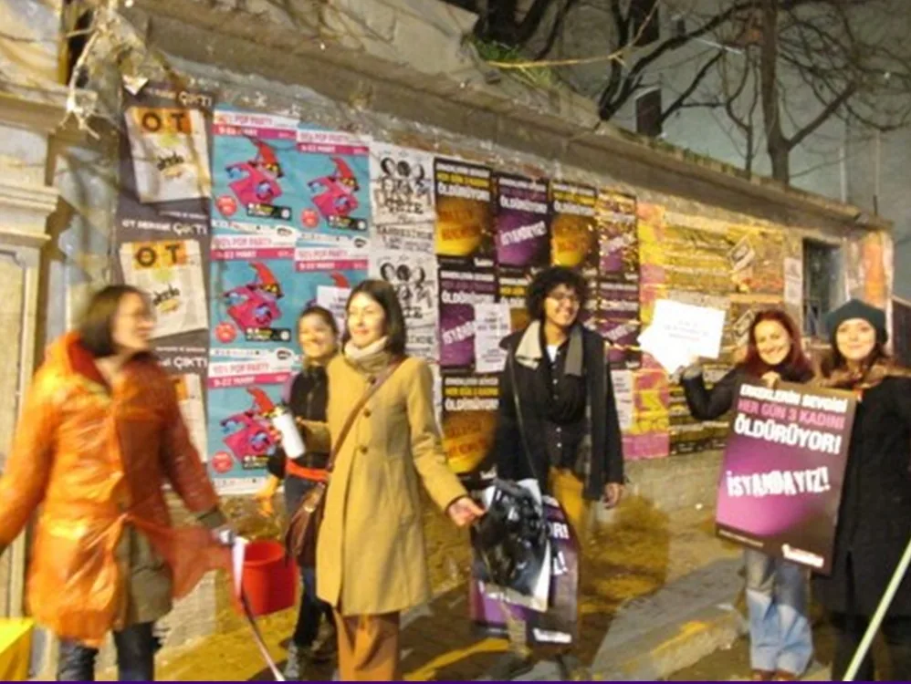 7 Mart 2013, Taksim / Eylem öncesi afişleme / 2013 / Foto: Filiz Karakuş