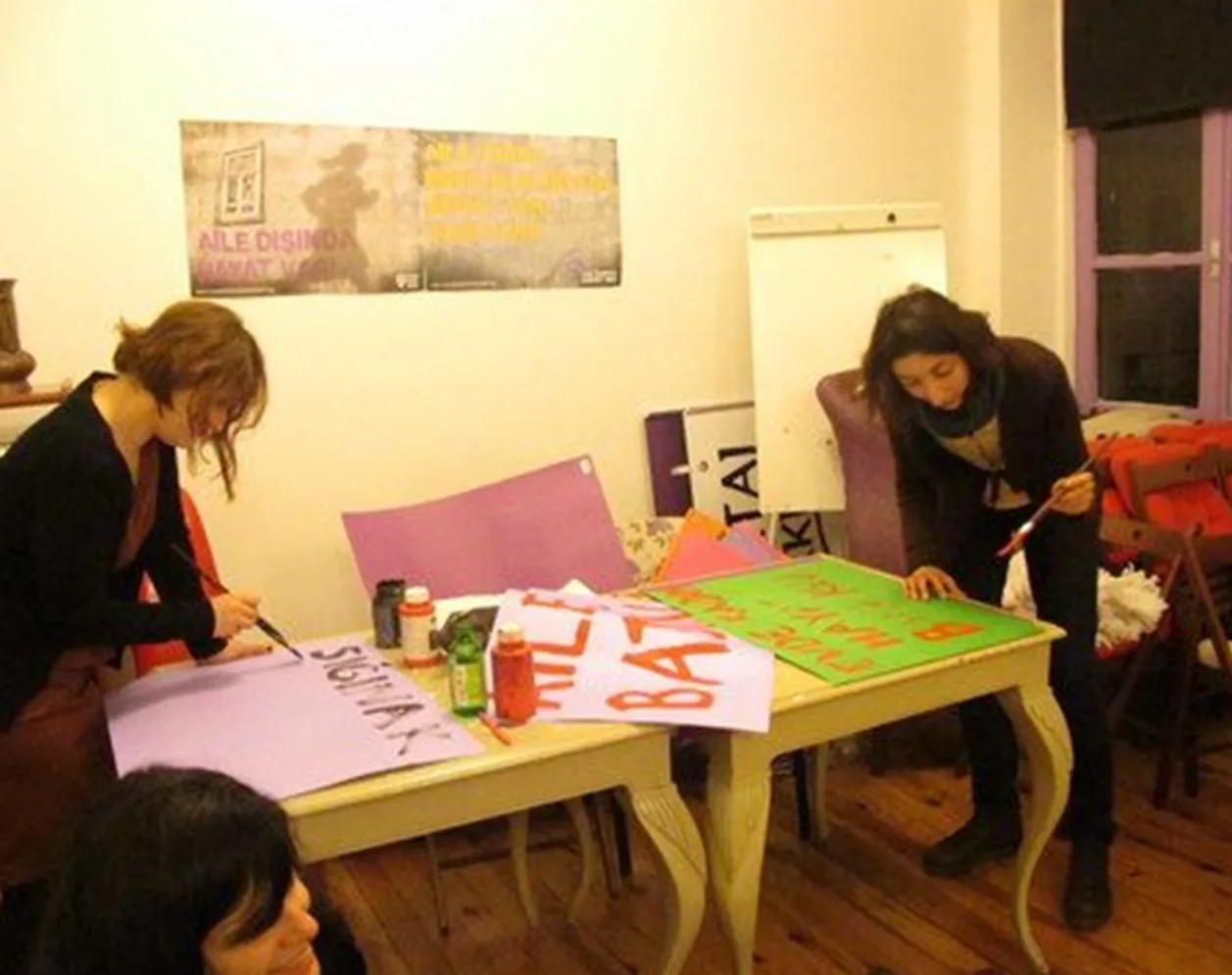 8 Mart Feminist Gece Yürüyüşü / 2013 / Pankart yazımı