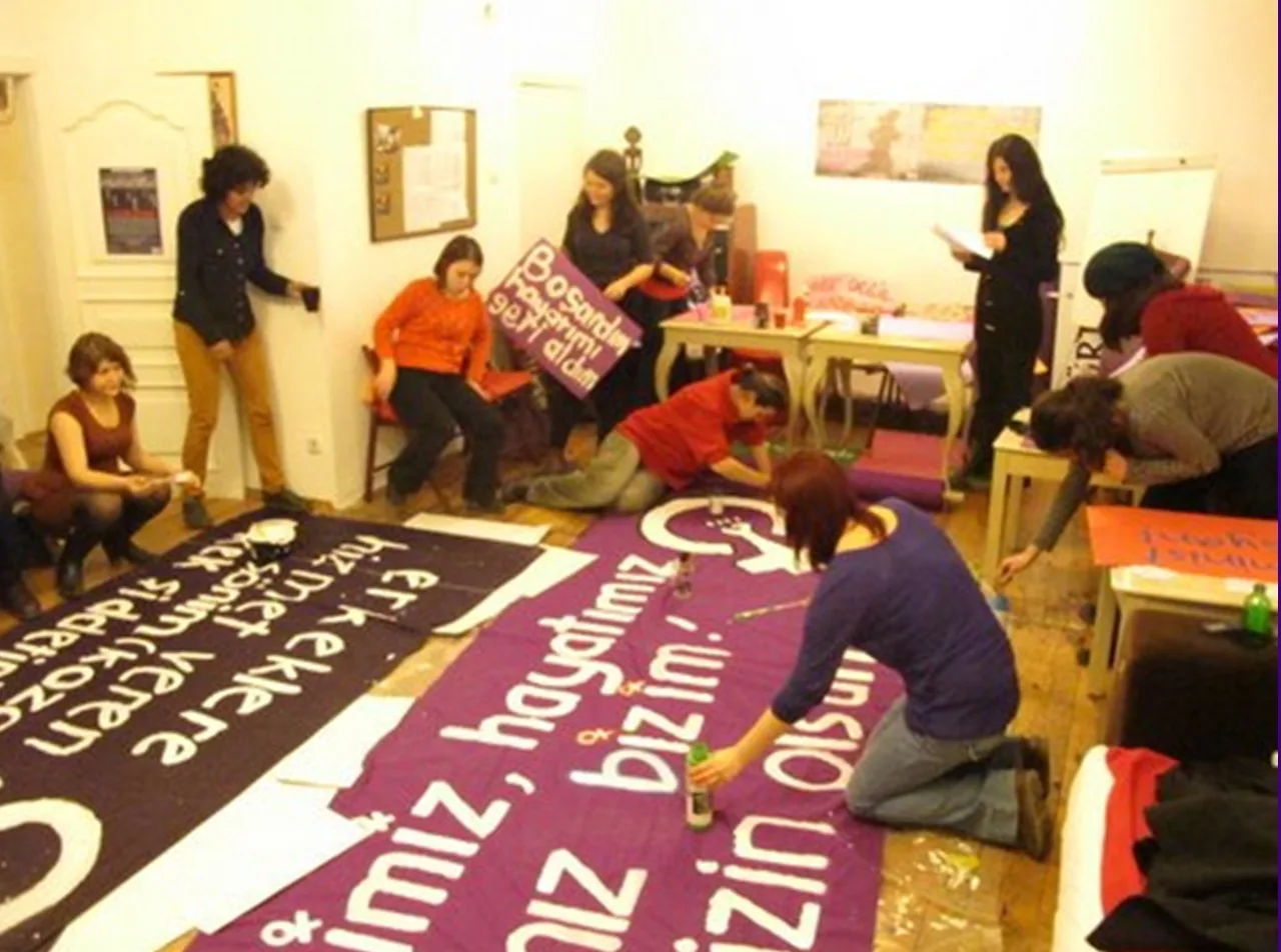 8 Mart Feminist Gece Yürüyüşü / 2013 / Pankart yazımı