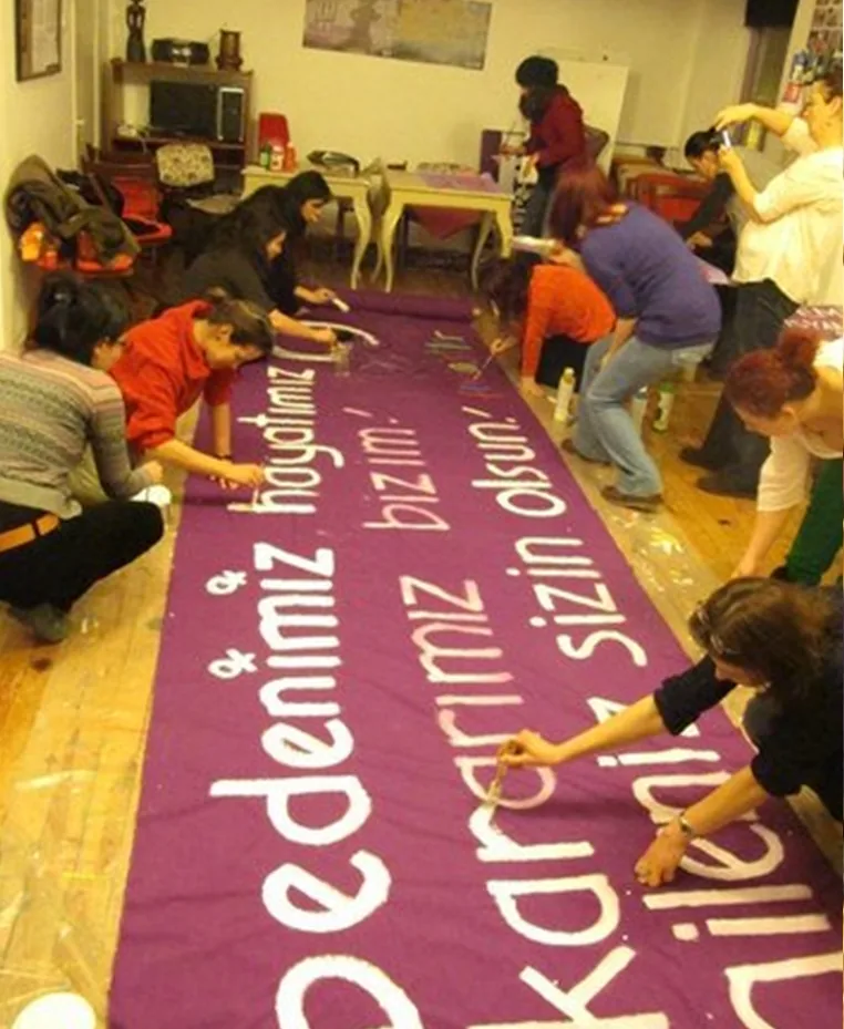 8 Mart Feminist Gece Yürüyüşü / 2013 / Pankart yazımı