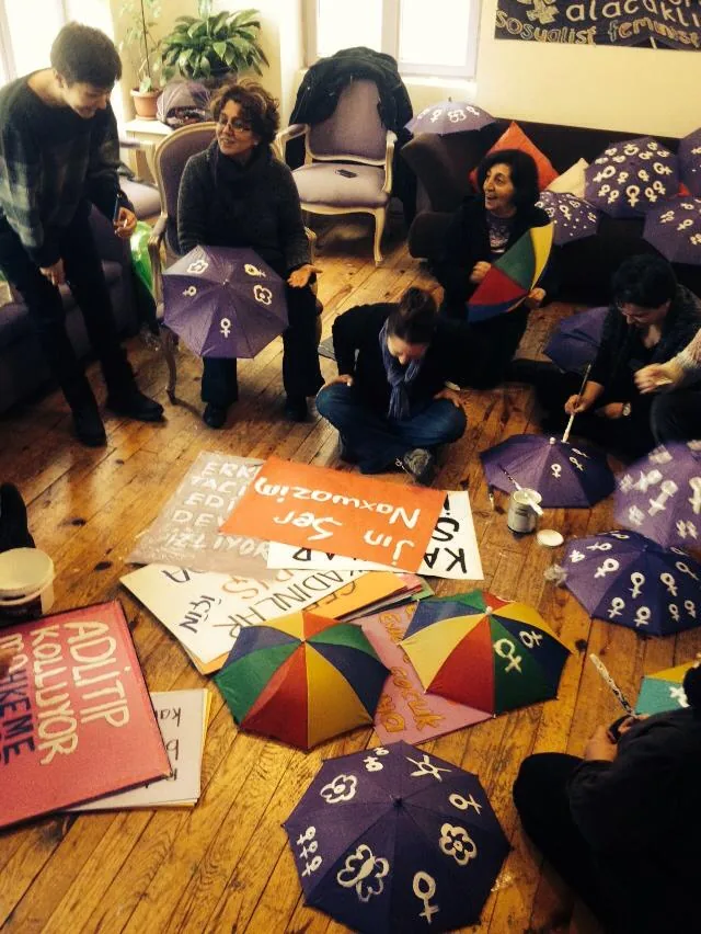 8 Mart Feminist Gece Yürüyüşü Döviz Yazımı / 2014 / Foto: Mehtap Doğan