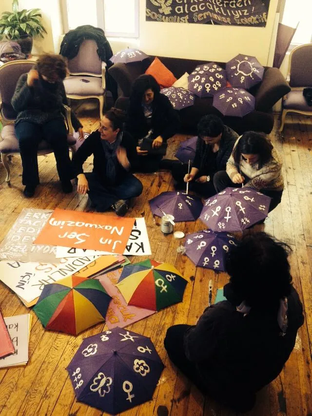 8 Mart Feminist Gece Yürüyüşü Döviz Yazımı / 2014 / Foto: Mehtap Doğan