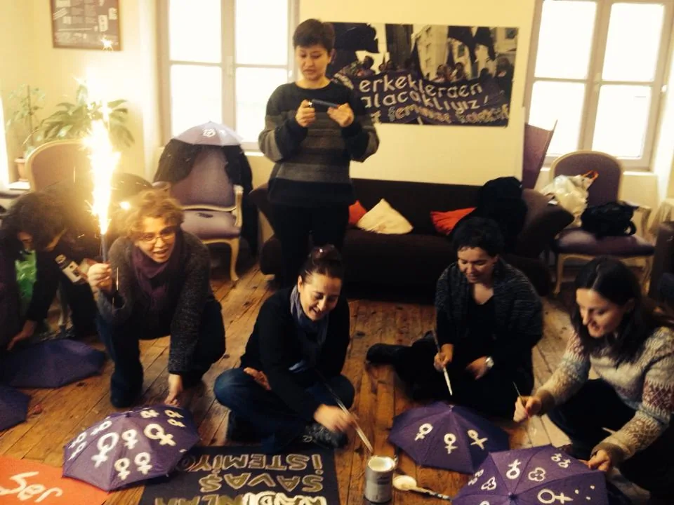 8 Mart Feminist Gece Yürüyüşü Döviz Yazımı / 2014 / Foto: Mehtap Doğan