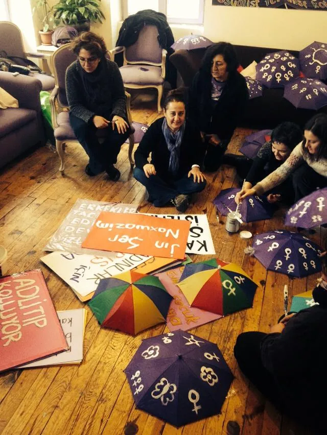 8 Mart Feminist Gece Yürüyüşü Döviz Yazımı / 2014 / Foto: Mehtap Doğan