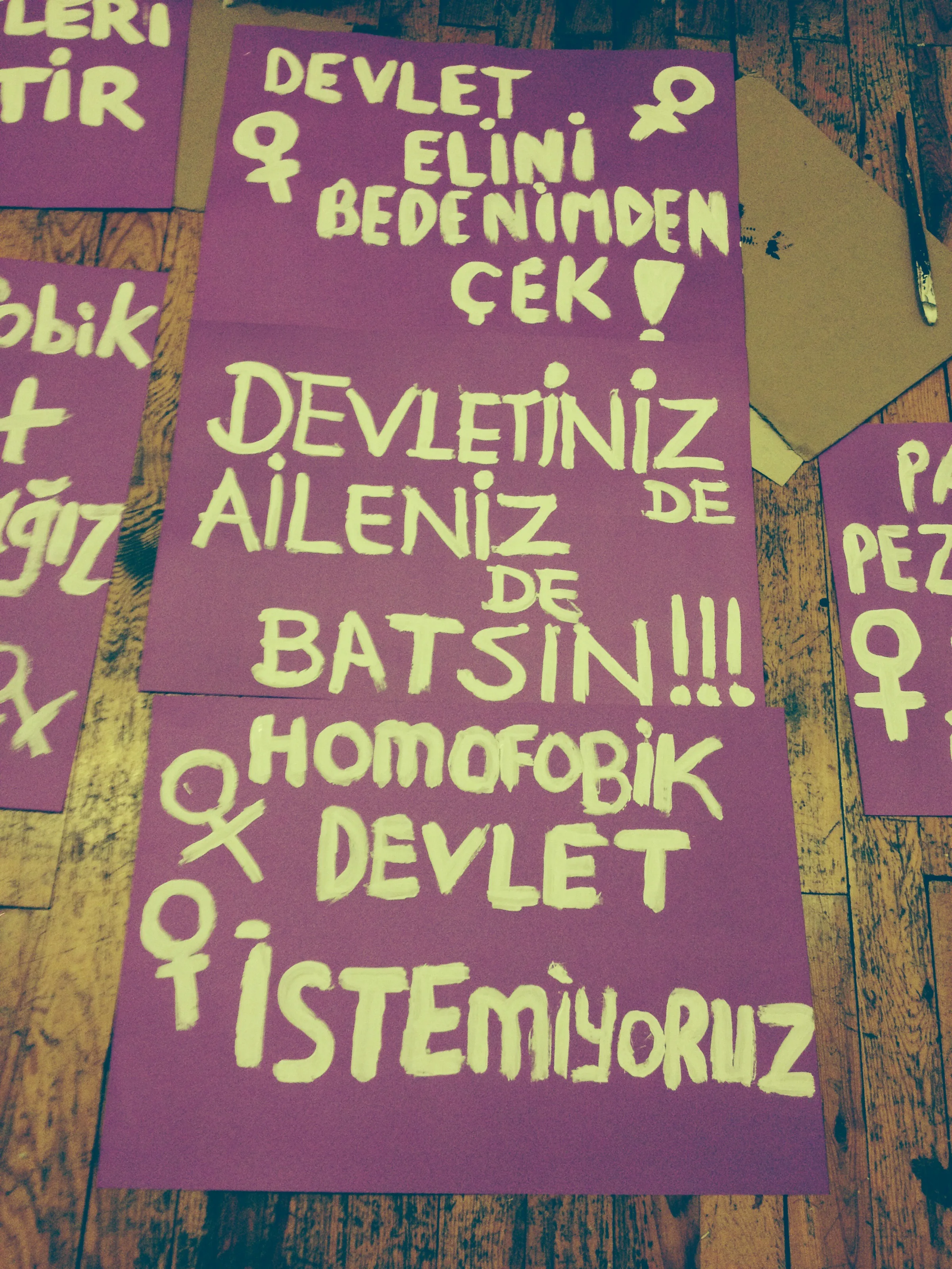 8 Mart Feminist Gece Yürüyüşü Döviz Yazımı / 2014 / Foto: Mehtap Doğan