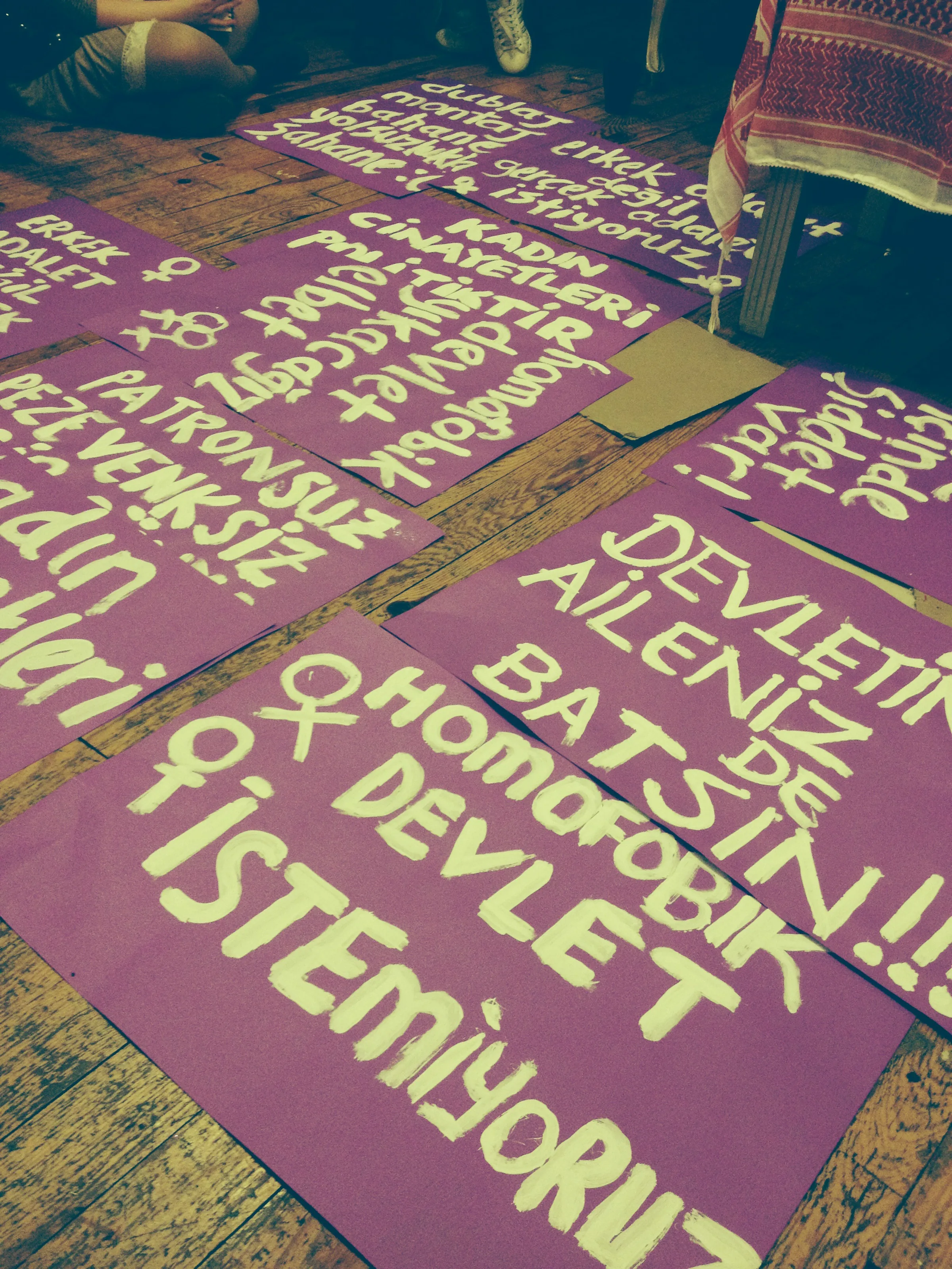 8 Mart Feminist Gece Yürüyüşü Döviz Yazımı / 2014 / Foto: Mehtap Doğan