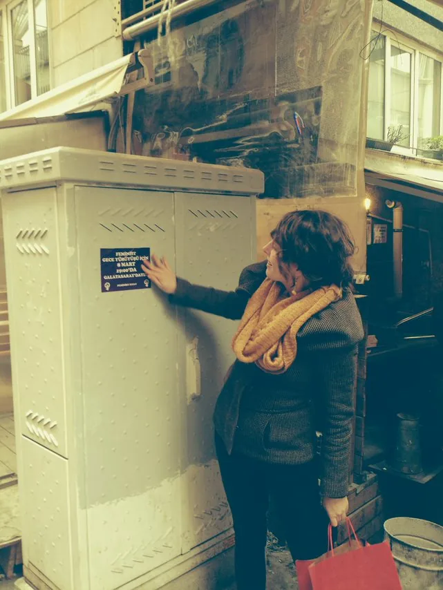 7 Mart 2014, Beşiktaş / Eylem öncesi sticker/ Foto: Mehtap Doğan-Öykü İş