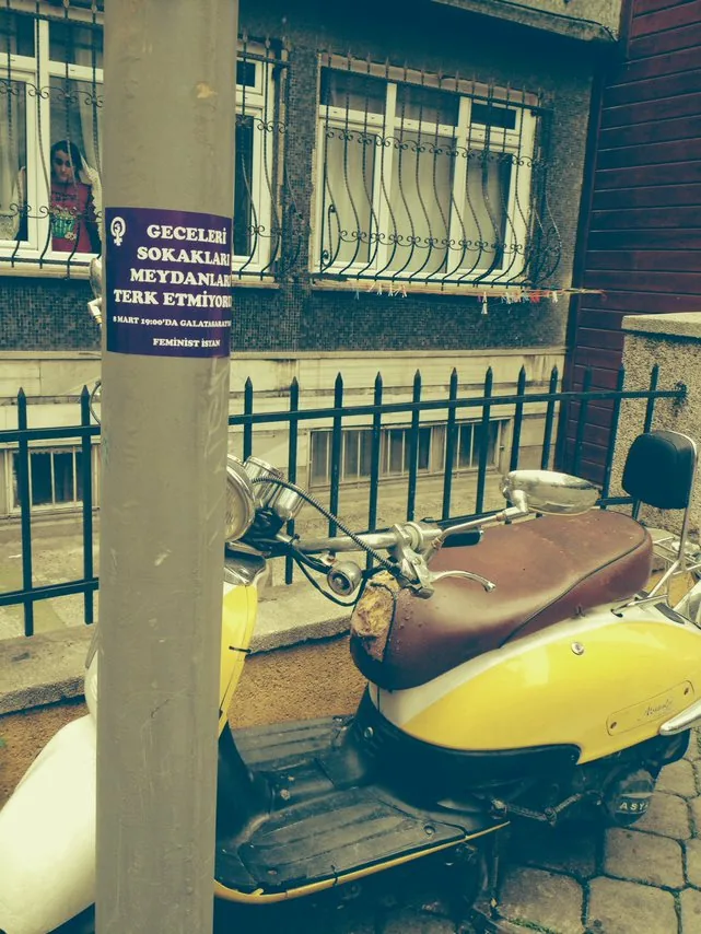 7 Mart 2014, Beşiktaş / Eylem öncesi sticker/ Foto: Mehtap Doğan-Öykü İş