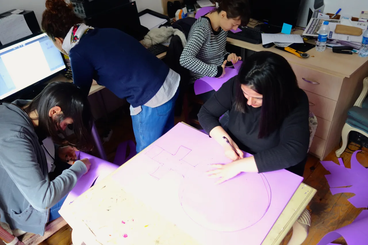 8 Mart Feminist Gece Yürüyüşü / 2015 / Mekanda Pankart Yazımı