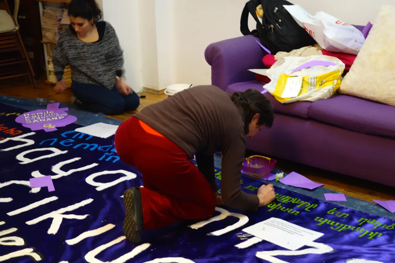 8 Mart Feminist Gece Yürüyüşü / 2015 / Mekanda Pankart Yazımı