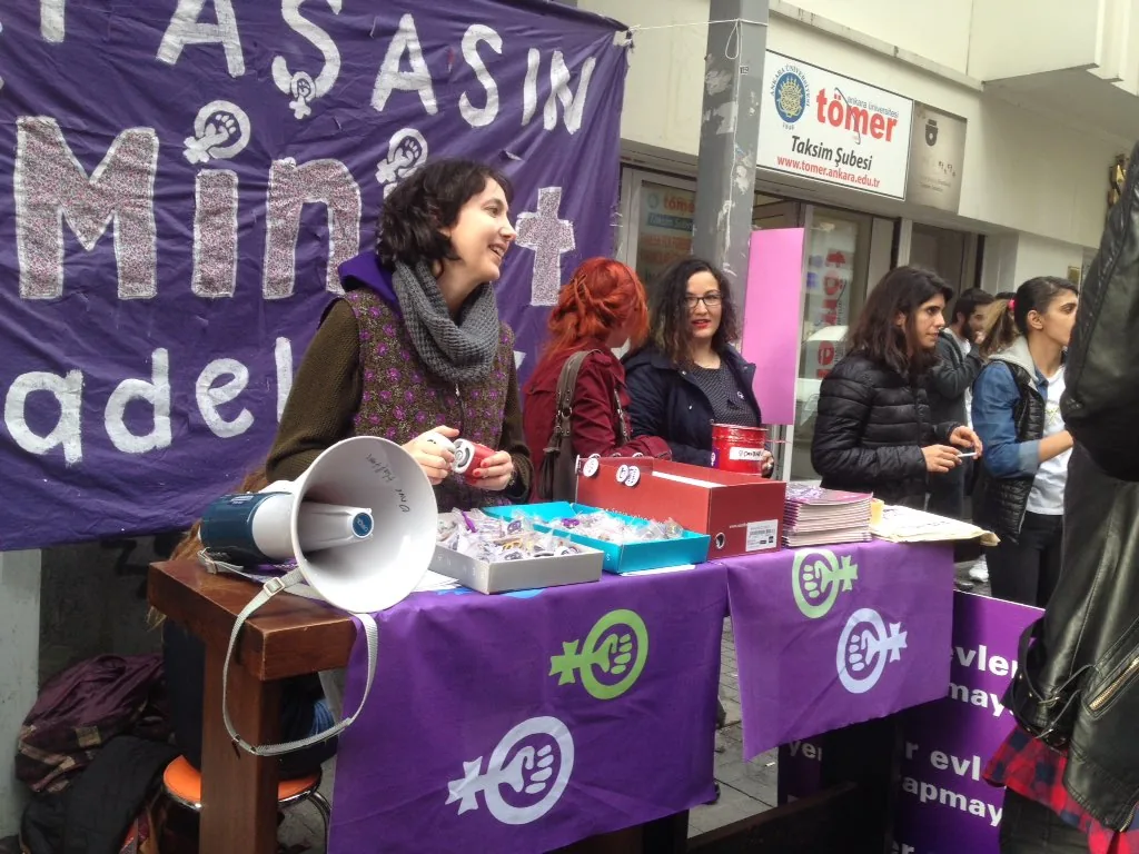 2 ve 5 Mart 2016, Mis Sokak, Taksim / eylem öncesi stant / Foto: Bilinmiyor