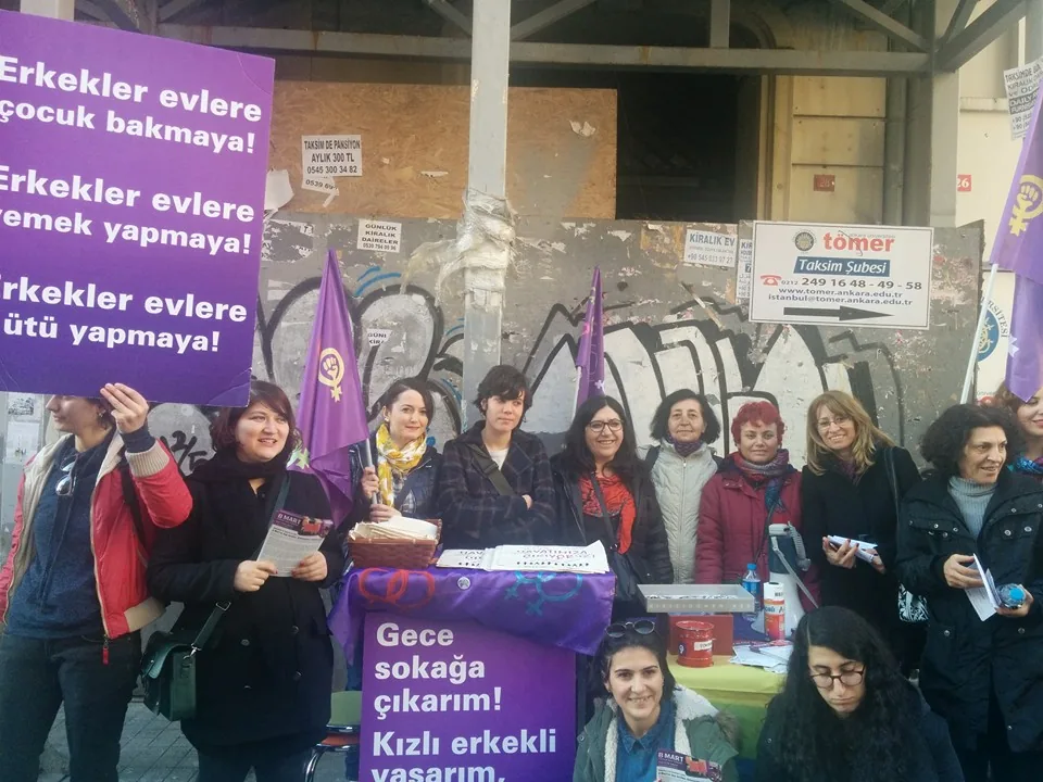 2 ve 5 Mart 2016, Mis Sokak, Taksim / eylem öncesi stant / Foto: Bilinmiyor