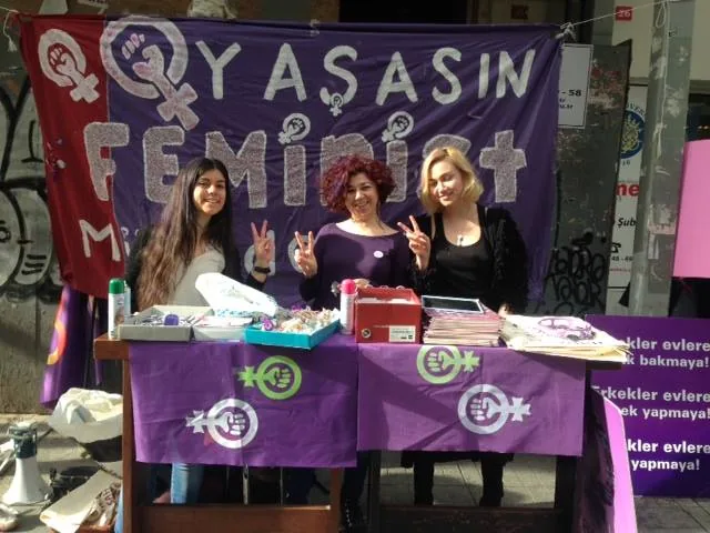 2 ve 5 Mart 2016, Mis Sokak, Taksim / eylem öncesi stant / Foto: Bilinmiyor
