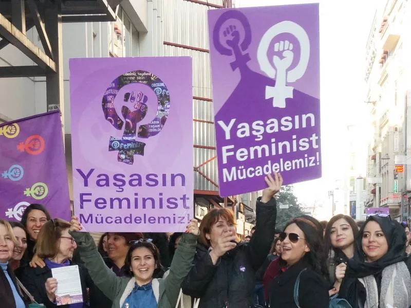2 ve 5 Mart 2016, Mis Sokak, Taksim / eylem öncesi stant / Foto: Bilinmiyor