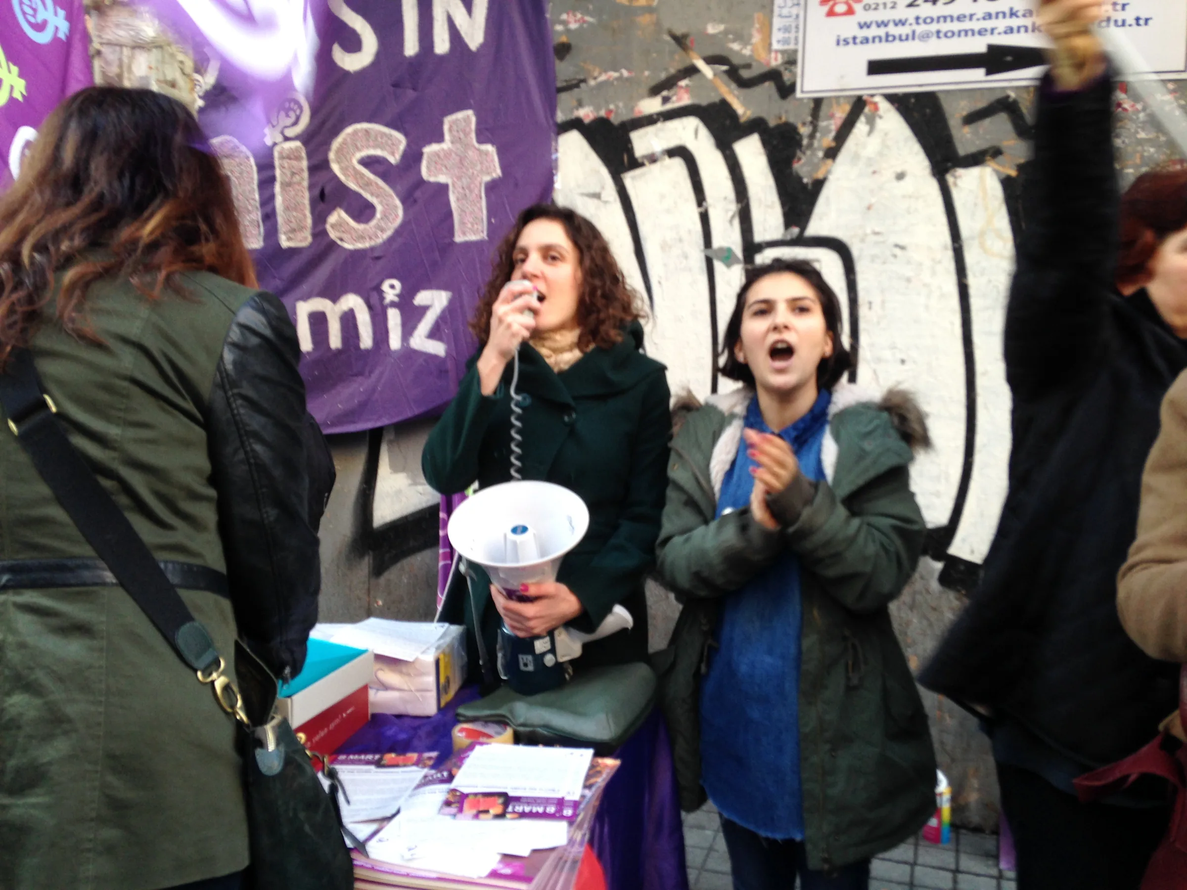 2 ve 5 Mart 2016, Mis Sokak, Taksim / eylem öncesi stant / Foto: Tuğçe Canbolat