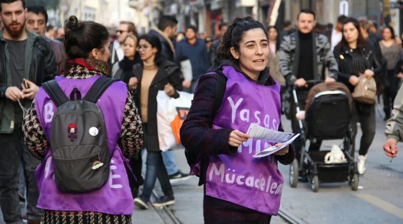 3 Mart 2017, Taksim/ bildiri dağıtımı / Foto: Bilinmiyor