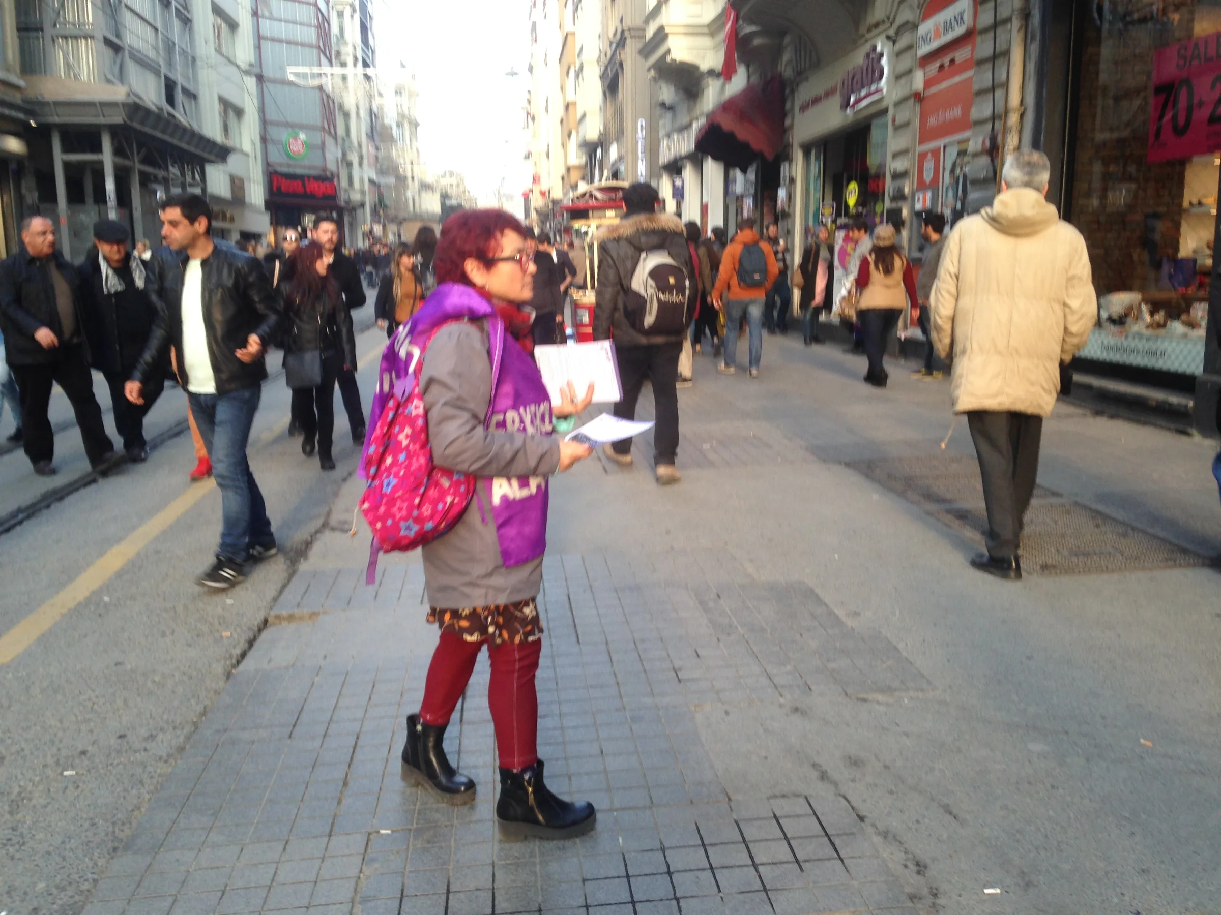 3 Mart 2017, Taksim/ bildiri dağıtımı / Foto: Bilinmiyor