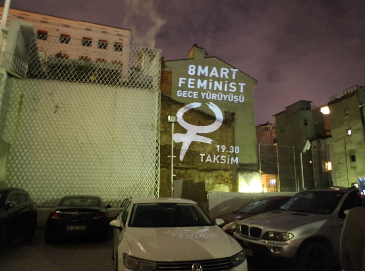 8 Mart Feminist Gece Yürüyüşü / 2018 / Duvar yansıtma