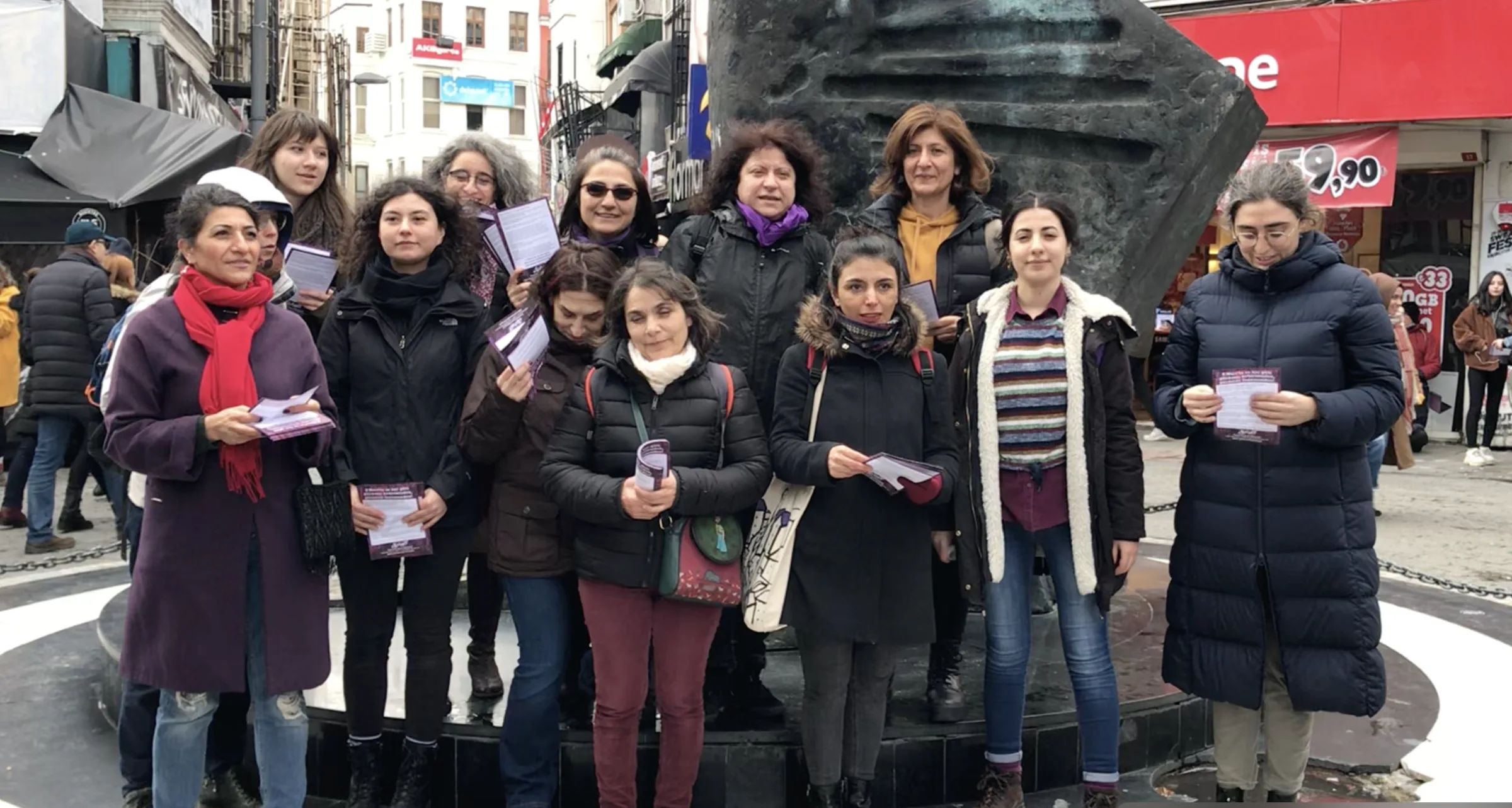 8 Mart Feminist Gece Yürüyüşü / 2020 / Bildiri dağıtımı